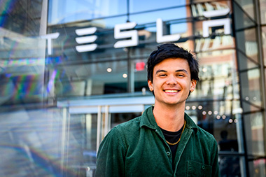 Electrical and computer engineering undergraduate student Kaden Du smiling while looking directly at the camera. 